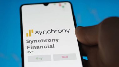 29 Nisan 2024, Stamford, Connecticut. Synchrony Financial 'ın logosunu bir değiş tokuş ekranında kapatın. Senkronize Finansal Fiyat Hisseleri, SYF $bir aygıt üzerinde.