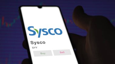 09 Nisan 2024, Houston, Teksas. Değiş tokuş ekranındaki Sysco logosuna yaklaş. Sysco fiyat hisseleri, bir aygıt üzerinde SYY $.