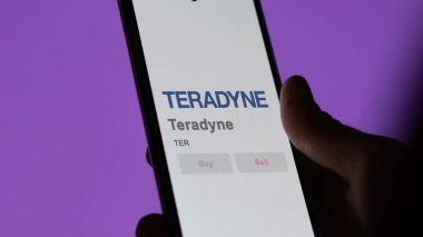 29 Nisan 2024, Kuzey Reading, Massachusetts. Değiş tokuş ekranındaki Teradyne logosuna yaklaş. Teradyne fiyat hisseleri, bir aygıt için TER $.
