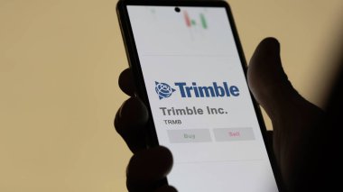 09 Nisan 2024, Westminster, Colorado. Bir değiş tokuş ekranında Trimble Şirketi 'nin logosuna yaklaş. Trimble Inc. Fiyat hisseleri, bir aygıta TRMB $.