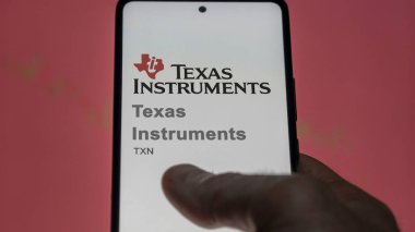 09 Nisan 2024, Dallas, Teksas. Bir değiş tokuş ekranındaki Teksas Aletleri logosuna yaklaş. Texas Instruments hisse senedi fiyatları, bir cihaza TXN $.