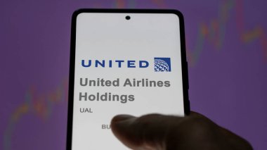 29 Nisan 2024, Chicago, Illinois. Bir değiş tokuş ekranındaki United Airlines Holding logosuna yaklaş. United Airlines Holding hisse senetleri, bir cihaza UAL $.