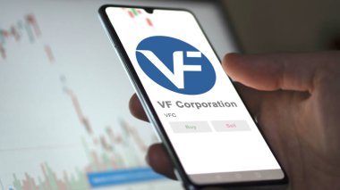 09 Nisan 2024, Denver, Colorado. VF Şirketi 'nin logosuna bir değiş tokuş ekranında yaklaş. VF Şirketi hisse senetleri, VFC $'lık cihaz..