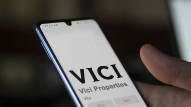 09 Nisan 2024, New York, New York. Vici Emlak 'ın logosunu bir takas ekranında kapat. Vici Emlak fiyatları hisse senetleri, bir aygıt üzerinde VICI $.