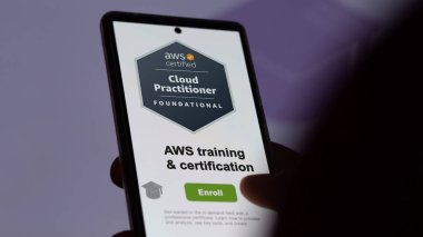 3 Mayıs 2024. Öğrenci, AWS bulutu sertifikasını e-öğrenme yoluyla yükselten bir telefonla aws sertifika programına kaydoluyor.