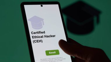 Sertifikalı Etik Hacker (CEH) programı. Bir öğrenci yeni bir beceri öğrenmek ve sertifikayı geçmek için kurslara kaydoluyor. Fransızca metin