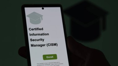 Onaylı Bilgi Güvenliği Yöneticisi (CISM) programı. Bir öğrenci yeni bir beceri öğrenmek ve sertifikayı geçmek için kurslara kaydoluyor. Fransızca metin