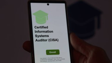 Sertifikalı Bilgi Sistemleri Denetçisi (CISA) programı. Bir öğrenci yeni bir beceri öğrenmek ve sertifikayı geçmek için kurslara kaydoluyor. Fransızca metin