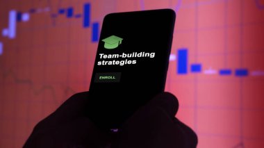 Bir öğrenci, takım oluşturma stratejileri programı için kurslara kaydoluyor, yeni yetenekler öğreniyor ve telefon üzerinden sertifika alıyor. İngilizce metin, İngilizce metin.