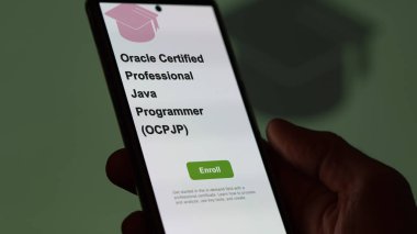 Oracle Sertifikalı Profesyonel Java Programcısı (OCPJP) programı. Bir öğrenci yeni bir beceri öğrenmek ve sertifikayı geçmek için kurslara kaydoluyor. Fransızca metin