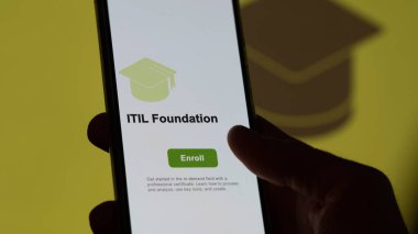 ITIL Vakfı programı. Bir öğrenci yeni bir beceri öğrenmek ve sertifikayı geçmek için kurslara kaydoluyor. Fransızca metin