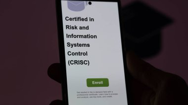 Risk ve Bilgi Sistemleri Kontrol (CRISC) programında sertifikalı. Bir öğrenci yeni bir beceri öğrenmek ve sertifikayı geçmek için kurslara kaydoluyor. Fransızca metin