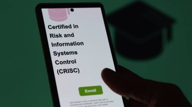 Risk ve Bilgi Sistemleri Kontrol (CRISC) programında sertifikalı. Bir öğrenci yeni bir beceri öğrenmek ve sertifikayı geçmek için kurslara kaydoluyor. Fransızca metin