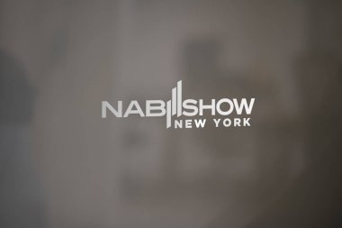 Ekim 2024, bir pencerede NAB Show New York logosu.