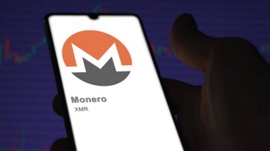 17 Nisan 2024, Şangay, Çin. Monero 'nun logosuna bir değiş tokuş ekranında yaklaş. Monero hisse senetleri, cihaza XMR dolar..