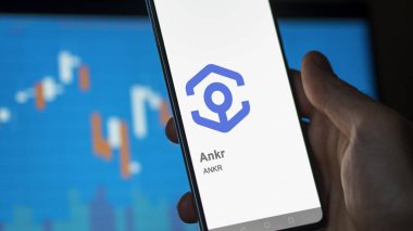 17 Nisan 2024, Şangay, Çin. Değiş tokuş ekranında Ankr 'ın logosuna yaklaş. Ankr fiyat hisseleri, ANKR $'lık cihaz.