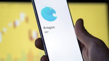 17 Nisan 2024, Şangay, Çin. Bir değiş tokuş ekranında Aragon 'un logosuna yaklaş. Aragon hisse senetleri, bir cihaza karınca dolar..