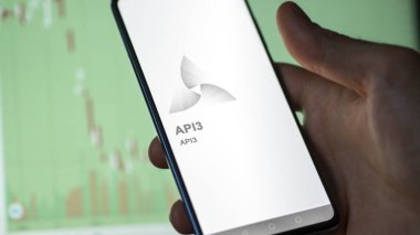 17 Nisan 2024, Şangay, Çin. Bir takas ekranındaki API3 (API3) logosuna yaklaş. (API3) API3 fiyat hisseleri, bir aygıt için API3 $.