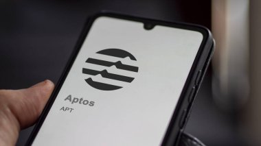 17 Nisan 2024, Şangay, Çin. Takas ekranındaki Aptos logosuna (APT) yaklaş. Aptos hisse senetleri, bir cihaz için APT $.