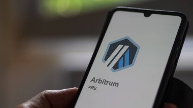 17 Nisan 2024, Şangay, Çin. Takas ekranındaki (ARB) Arbitrum logosuna yaklaş. Arbitrum fiyat hisseleri, cihaza ARB $.