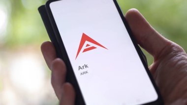 17 Nisan 2024, Şangay, Çin. Değiş tokuş ekranında Ark 'ın logosuna yaklaş. Ark fiyat hisseleri, bir cihaz için ARK $.