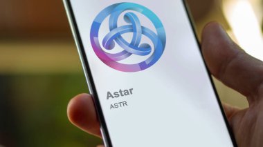 17 Nisan 2024, Şangay, Çin. Değiş tokuş ekranındaki bir yıldızın logosuna yaklaş. Yıldız fiyatları hisse senetleri, bir cihaza ASTR $.