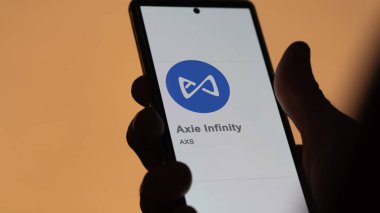 17 Nisan 2024, Şangay, Çin. Ekrandaki Axie Infinity logosuna (AXS) yaklaş. (AXS) Axie Infinity hisse senetleri, bir aygıt üzerinde $AXS.