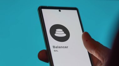 17 Nisan 2024, Şangay, Çin. Değiş tokuş ekranındaki dengeleyicinin logosuna yaklaş. (BAL) Dengeleyici fiyat hisseleri, bir cihaz üzerinde BAL $.