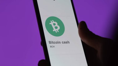 17 Nisan 2024, Şangay, Çin. Değiş tokuş ekranında Bitcoin parasının logosuna yaklaş. Bitcoin hisse senetleri, bir cihazda $BCH.