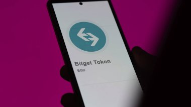 17 Nisan 2024, Şangay, Çin. Değişim ekranındaki Bitget Token logosuna yaklaş. (BGB) Bitget Token hisse senetleri, cihaza BGB $.