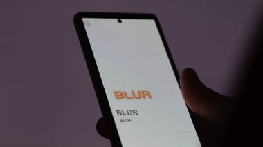 17 Nisan 2024, Şangay, Çin. Değiş tokuş ekranında BLUR (BLUR) logosunu kapat. (BLUR) BLUR fiyat hisseleri, bir aygıt için BLUR $.