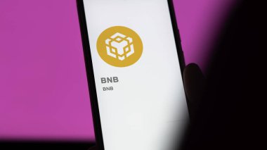 17 Nisan 2024, Şangay, Çin. Değiş tokuş ekranında BNB (BNB) logosunu kapat. (BNB) Fiyat hisseleri, cihaza BNB $.