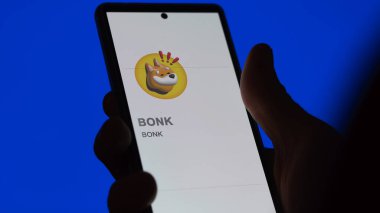 17 Nisan 2024, Şangay, Çin. Değiş tokuş ekranındaki BONK logosunu kapat. BONK Fiyat Hisseleri, Bir aygıt için BONK $.