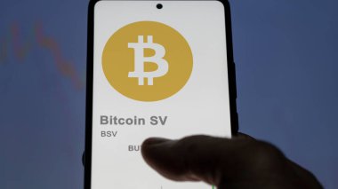 17 Nisan 2024, Şangay, Çin. Bir takas ekranında (BSV) Bitcoin SV logosunu kapatın. (BSV) Bitcoin SV fiyat hisseleri, bir aygıt üzerinde $BSV.