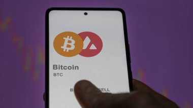 17 Nisan 2024, Şangay, Çin. Değiş tokuş ekranında (BTC) Bitcoin logosuna yaklaş. (BTC) Bitcoin fiyat hisseleri, bir aygıt üzerinde BTC $.