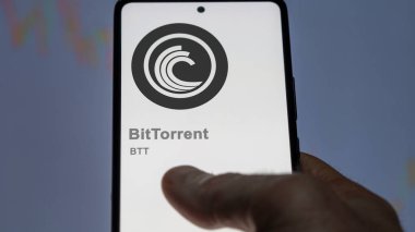 17 Nisan 2024, Şangay, Çin. Değiş tokuş ekranında BitTorrent 'in logosunu kapat. BitTorrent hisse senetleri, cihaza BTT $.