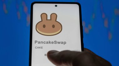 17 Nisan 2024, Şangay, Çin. Değiş tokuş ekranında PancakeSwap logosuna yaklaş. PancakeSwap hisse senetleri, bir cihaza $Pasta.