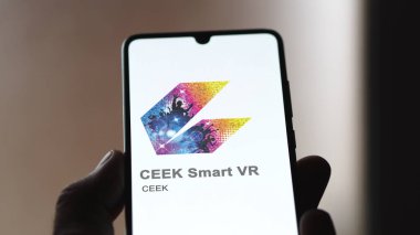 17 Nisan 2024, Şangay, Çin. Değiş tokuş ekranında CEEK Smart VR logosunu kapatın. CEEK Akıllı VR hisse senetleri, bir cihaza CEEK $.