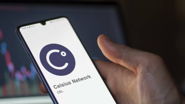 17 Nisan 2024, Şangay, Çin. Bir takas ekranında (CEL) Celsius Ağı logosunu kapatın. Celsius Ağ Fiyat Hisseleri, Bir aygıta $CEL.
