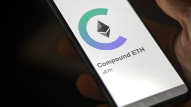 17 Nisan 2024, Şangay, Çin. Değişim ekranındaki (cETH) Bileşik ETH logosuna yaklaş. (cETH) Bileşik ETH fiyat hisseleri, bir aygıt üzerinde $cETH.