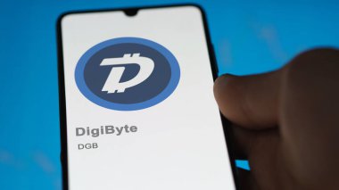 17 Nisan 2024, Şangay, Çin. Bir değiş tokuş ekranındaki DigiByte logosuna yaklaş. (DGB) DigiByte hisse senetleri, bir cihaza DGB $.