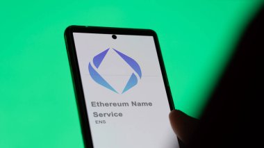 17 Nisan 2024, Şangay, Çin. Bir değiş tokuş ekranında Ethereum İsim Servisi 'nin logosuna yaklaş. Ethereum İsim Fiyat Hisseleri, Bir aygıt üzerinde ENS $.