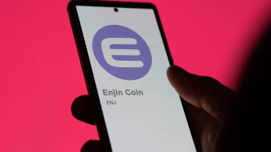 17 Nisan 2024, Şangay, Çin. Bir değiş tokuş ekranında Enjin Coin logosuna yaklaş. (ENJ) Enjin madeni para fiyatları hisse senetleri, bir cihaz üzerinde ENJ $.