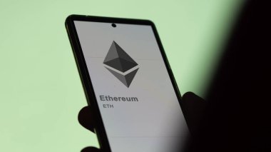 17 Nisan 2024, Şangay, Çin. Değişim ekranındaki Ethereum logosuna (ETH) yaklaş. (ETH) Ethereum fiyat hisseleri, bir aygıt üzerinde $ETH.