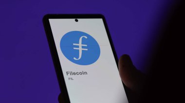 17 Nisan 2024, Şangay, Çin. Bir takas ekranındaki (FIL) filecoin logosunu kapat. (FIL) dosya madeni para fiyatları hisse senetleri, bir aygıt üzerinde $FIL.