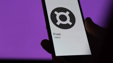 17 Nisan 2024, Şangay, Çin. Değiş tokuş ekranındaki Frax (FRAX) logosuna yaklaş. Frax fiyat hisseleri, cihaz için FRAX $.