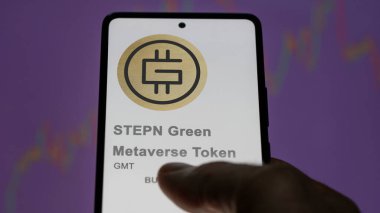 17 Nisan 2024, Şangay, Çin. Bir değiş tokuş ekranında STEPN Green Metaverse Token logosuna yaklaş. (GMT) STEPN Yeşil Metaverse Jeton fiyat hisseleri, bir aygıt üzerinde GMT $.