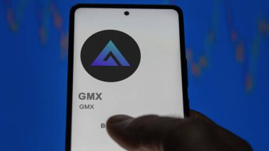 17 Nisan 2024, Şangay, Çin. Değiş tokuş ekranındaki GMX logosuna yaklaş. (GMX) GMX fiyat hisseleri, bir aygıt üzerinde $GMX.