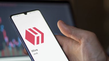 17 Nisan 2024, Şangay, Çin. Kovan 'ın logosuna bir değiş tokuş ekranında yaklaş. Kovan fiyatı hisseleri, bir cihaza HIVE $.