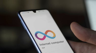 17 Nisan 2024, Şangay, Çin. Değiş tokuş ekranındaki (ICP) internet bilgisayarının logosunu kapat. (ICP) İnternet bilgisayar fiyatları, bir aygıt için ICP $.